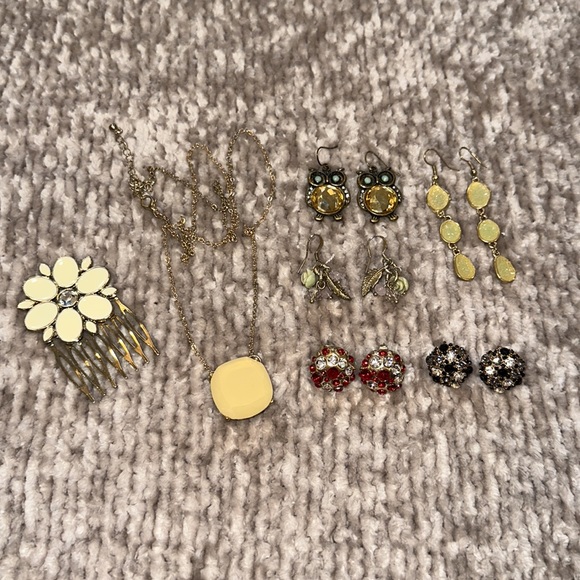 Gold Jewelry Bundle (Necklace, Earrings, Hair Comb) - Picture 2 of 6